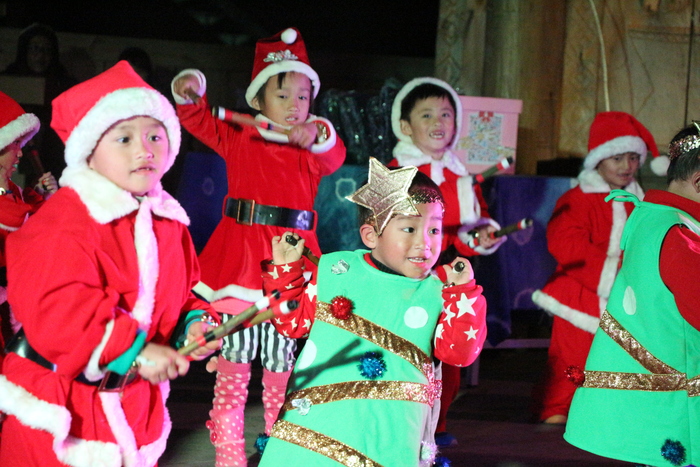 幼兒園可愛的聖誕演出